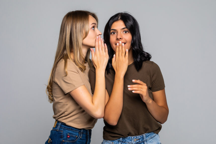 Hindari gosip ketika dalam obrolan bersama teman / Foto : freepik