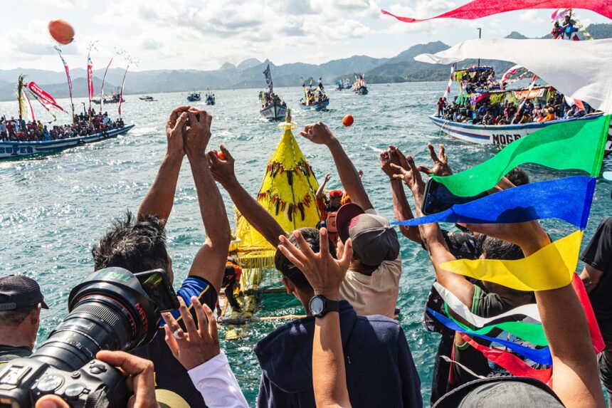 Prosesi puncak Larung Sembonyo di Pantai Prigi/ Foto : capture fotografer indonesia