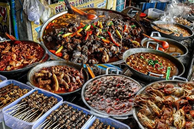 Kuliner yang dijajakan di Surabaya / Foto : JP