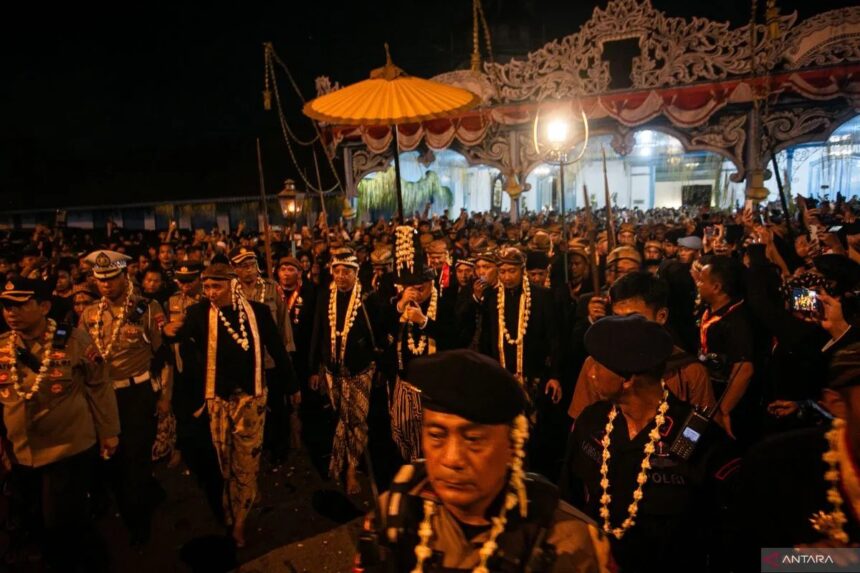 Tradisi malam 1 suro yang dilaksanakan di Kraton Surakarta / Foto : X