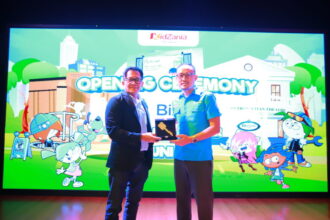 Penyerahan City Key menandai peresmian Biznet Internet Center di KidZania Surabaya/dok.aktual.co.id