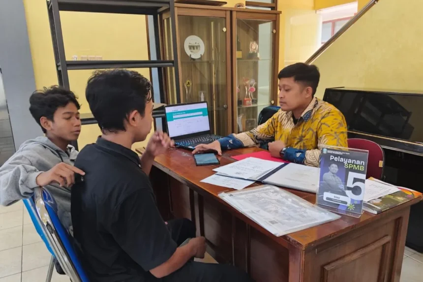 Para calon peserta didik baru (CPDB) tingkat SMA/SMK saat melakukan proses penerbitan Personal Identification Number (PIN) Sistem Penerimaan Murid Baru (SPMB) / Foto : capture ANTARA