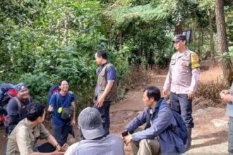 Petugas mengamankan pendaki ilegal di Gunung Gede Pangrango / Foto : capture ANTARA