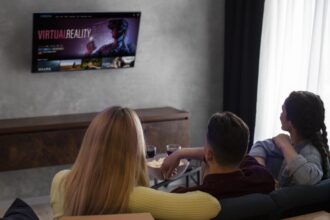 Ilustrasi menyaksikan drama di TV / Foto : Freepik