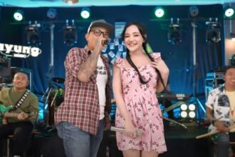 Tangkapan layar Kades Hoho duet dengan Lala Widy menyanyi Kawin Kontrak / Foto : capture youtube