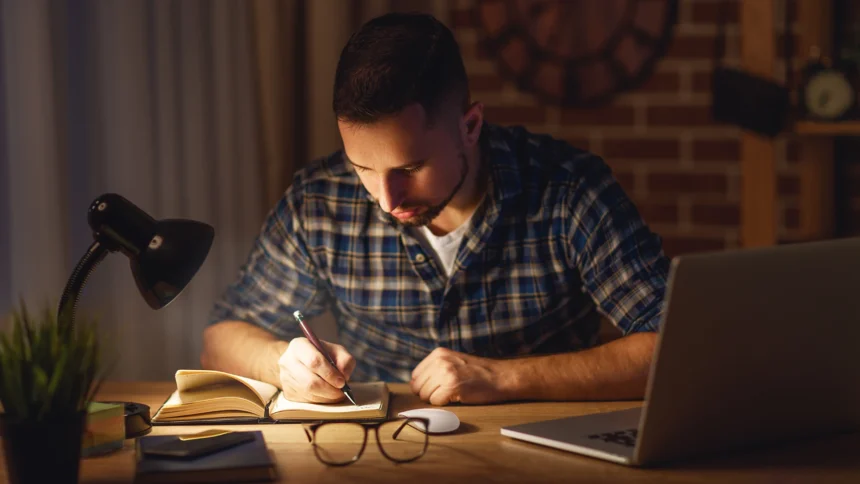 Ilustrasi tetap beraktifitas di saat malam hari / Foto : yourtango