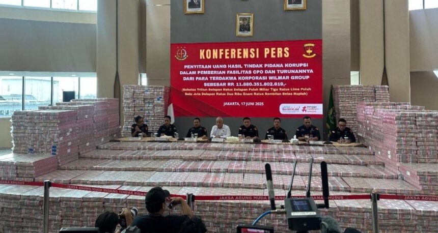 Konferensi Pers Kejakgung dengan tumpukan uang sebanyak Rp 11,8 T / Foto : X