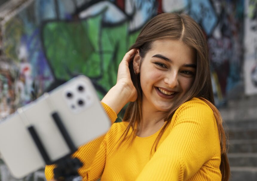 Ilustrasi remaja melihat ponsel / Foto : freepik