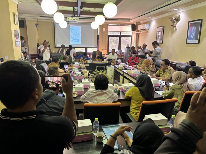 Suasana hearing Komisi A DPRD Surabaya dengan warga Tambak Wedi / Foto : dok
