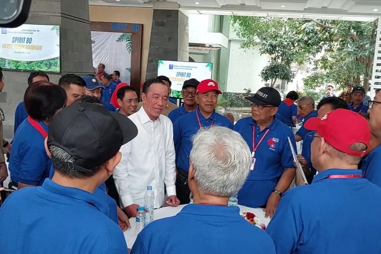 Jokowi bersama peserta reuni Fakultas Kehutanan UGM / Foto : capture Kompas