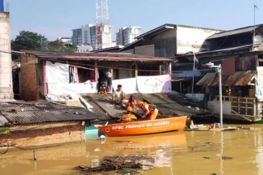 Banjir yang menggenangi beberapa titik di Jakarta / Foto : capture ANTARA