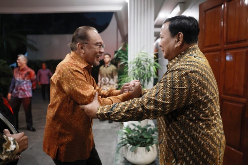 Presiden Prabowo menyamut PM Anwar Ibrahim / Foto : X