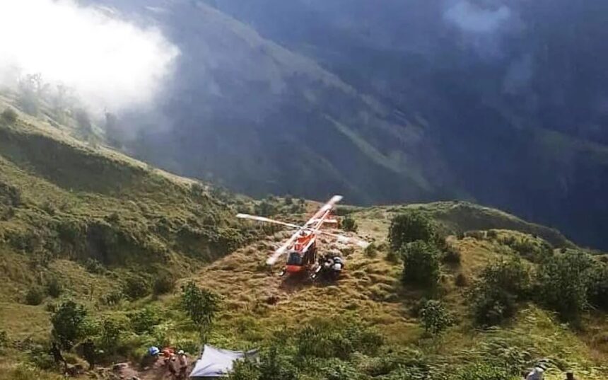 Proses evakuasi pendaki asal Swiss menggunakan helikopter / Foto : courtesy ANTARA