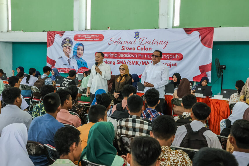 Wali Kota Eri Cahyadi saat membagikan perlengkapan sekolah gratis/dok.aktual.co.id