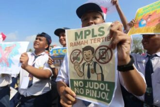 Siswa jenjang SMA/SMK/SLB saat mengampanyekan Masa Pengenalan Lingkungan Sekolah (MPLS) ramah dengan komitmen anti judi online (daring), pinjaman online, dan perundungan saat pembukaan MPLS di SMA 1 Hang Tuah Surabaya, Jatim / courtesy ANTARA