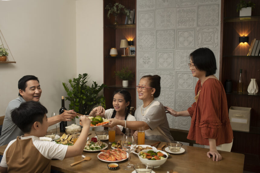 Ilustrasi makan bersama keluarga / Foto : Freepik