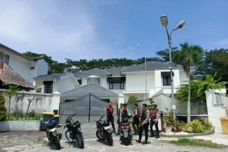 Petugas berjaga di rumah Topan Obaja Putra Ginting / Foto : Ist