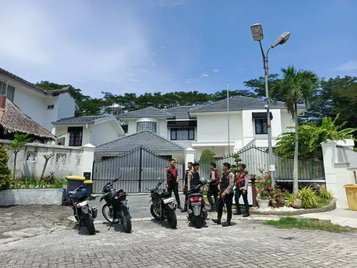 Petugas berjaga di rumah Topan Obaja Putra Ginting / Foto : Ist
