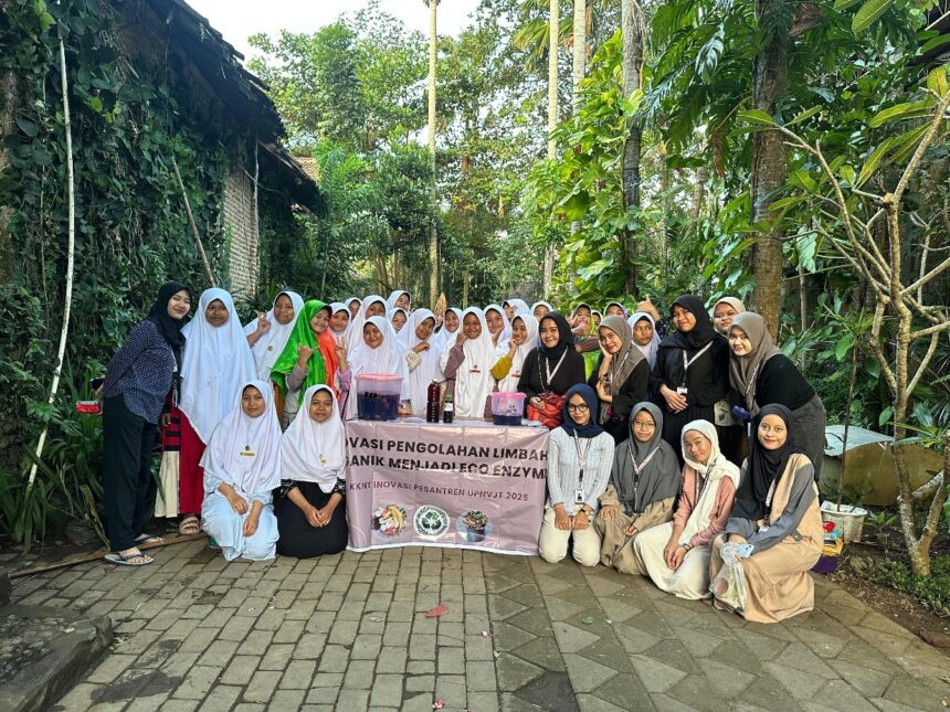 Santri dan mahasiswa UPN Veteran Jatim foto bersama dalam praktek pengolahan eco enzym/dok.aktual.co.id