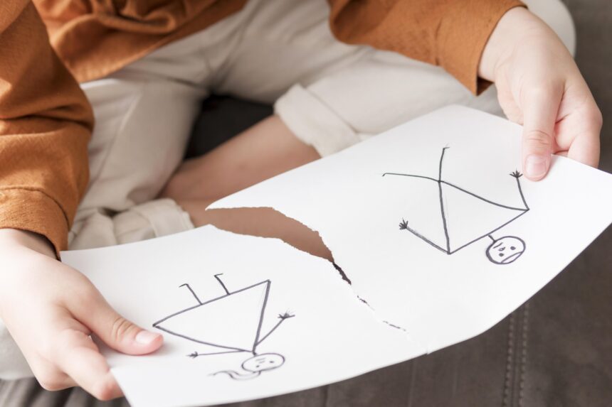 Ilustrasi anak dengan orang tua yang bercerai / Foto : freepik