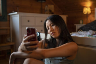 Ilustrasi wanita menyibukkan diri dengan ponsel / Foto : Freepik