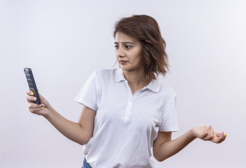 Ilustrasi wanita dengan telepon selulernya / Foto : freepik