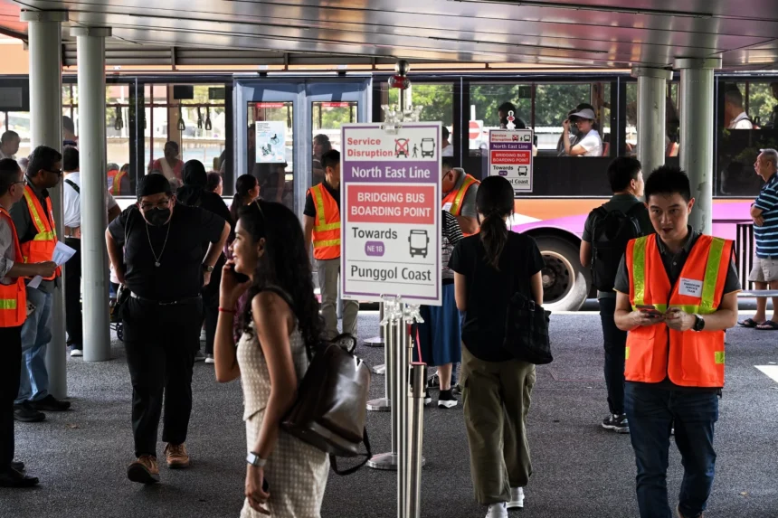 Aktifitas penumpang ketika MRT NEL mengalami gangguan / Foto : courtesy ST