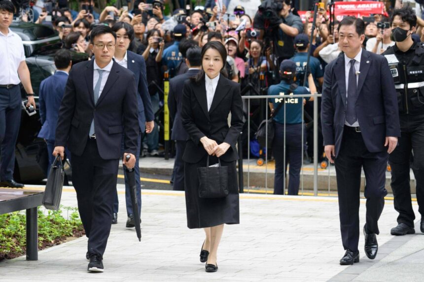 Mantan Ibu Negara Korsel Kim Keon Hee saat mendatangi kantor kejaksaan di negara setempat / Foto : JapanTimes