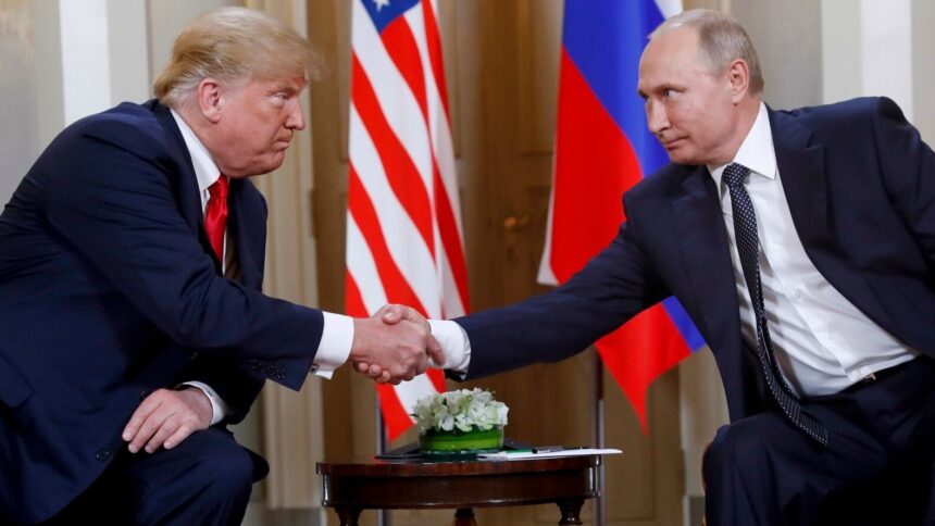 Presiden Donald Trump bersalaman dengan Presiden Vladimir Putin / Foto: net