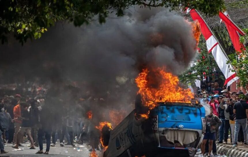 Aksi unjuk rasa berakhir ricuh di Pati / Foto : courtesy ANTARA