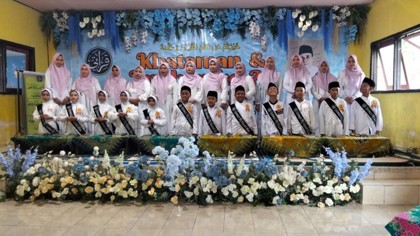 Para santri dan ibu-ibu wali santri foto bersama seusai khataman dan imtihan/dok.istimewa