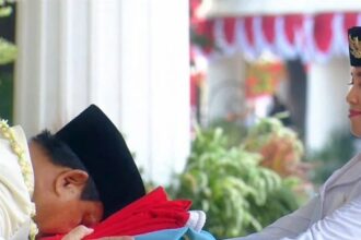 Moment Presiden Prabowo mencium bendera / Foto: net