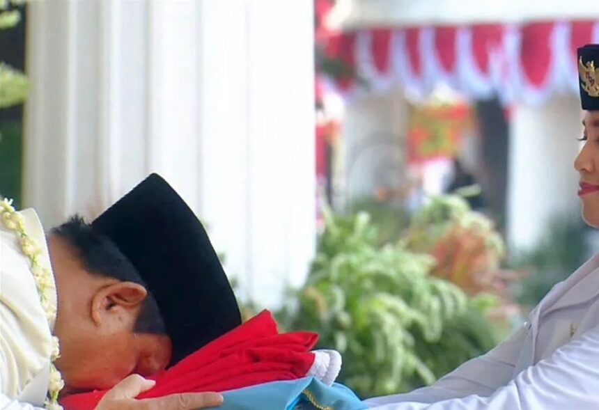 Moment Presiden Prabowo mencium bendera / Foto: net
