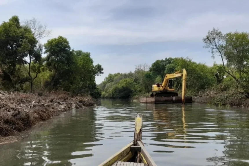 Pengerukan sedimen sungai di Surabaya / Foto : Pemkot Sby