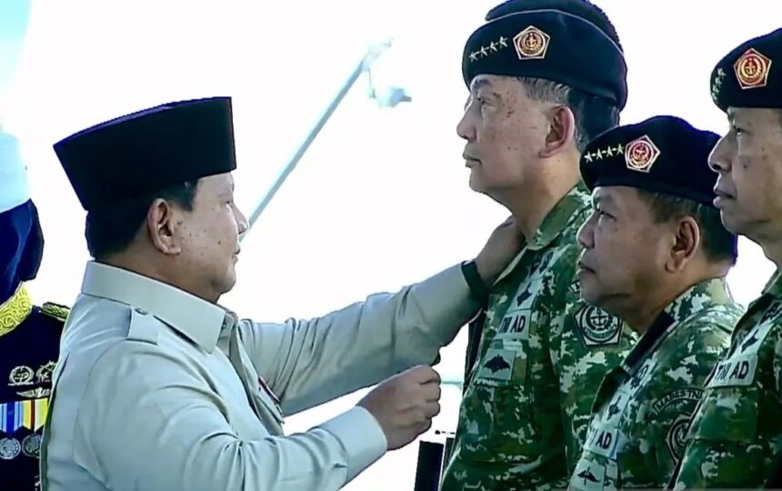 Presiden Prabowo menyematkan pangkat kepada Jendral Sjafri / Foto : Capture ANTARA