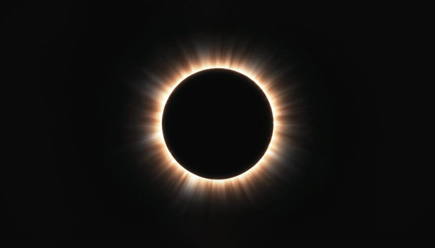 Gerhana matahari total /Foto : freepik