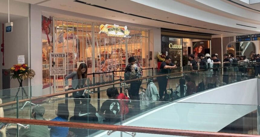 Para fans mulai antri di depan Toko Mugiwara, Singapura / Foto: capture Asia One
