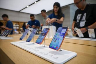Deretan iPhone 17 di Apple Store Singapura/ Foto; Asia One