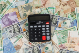 Mata uang dollar dan rupiah / Foto: Freepik