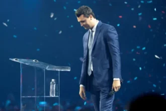 Charlie Kirk menyapa khalayak selama konferensi AmericaFest di Phoenix, Arizona, AS pada bulan Desember 2024 / Foto: capture BBC