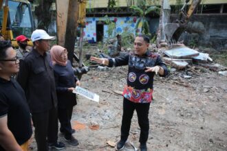 Walikota Surabaya Eri Cahyadi saat meninjau THR tahun 2024/ Foto: Ist