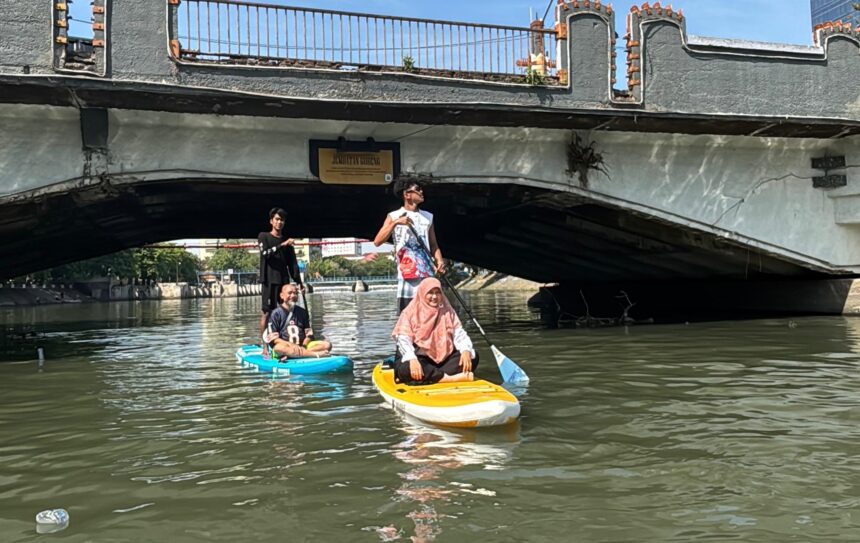 Wisata sungai menggunakan papan dayung / Foto : Ali Yusa