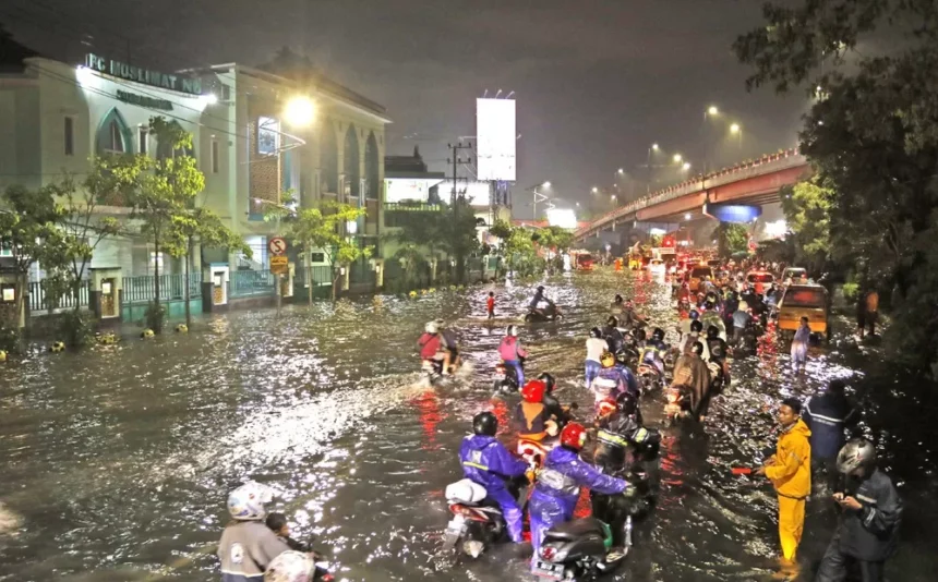 Banjir akibat pompa air mati di Surabaya / Foto: capture Jawa Pos