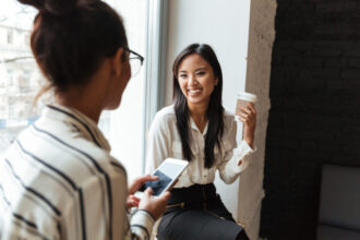 Mendengarkan salah satu kemampuan kepribadian yang sehat/ Foto: freepik