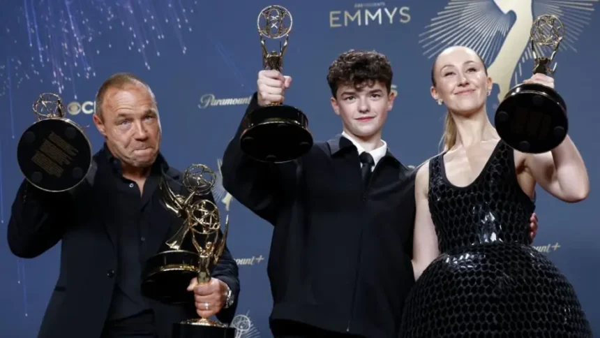 Owen Cooper diapit Stephen Graham dan Erin Doherty saat menerima Emmy Award 2025 / Foto: capture BBC