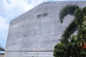 Gedung PT Suka Jadi Logam yang berdempetan dengan SDN 3 Kandanngan Surabaya / Foto : Dok Aktual