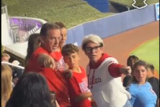 Moment penonton wanita dan seorang pria berebut bola di LoanDepot Park / Foto : X