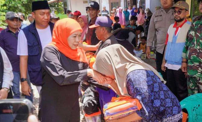 Khofifah saat mengunjungi korban gempa bumi di Situbondo/ Foto: Diskominfo Situbondo
