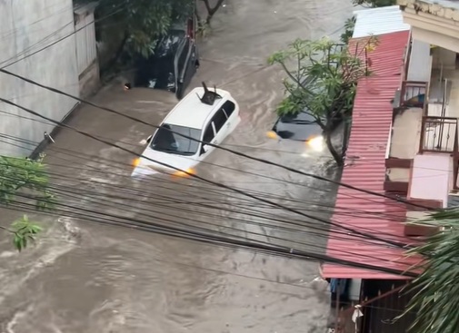 Mobil hanyut akibat banjir di Bali terekam di platform TikTok / Foto: TikTok