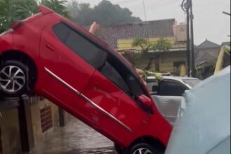 Sebuah mobil tersangkut usai terseret banjir di Bali / Foto : TikTok